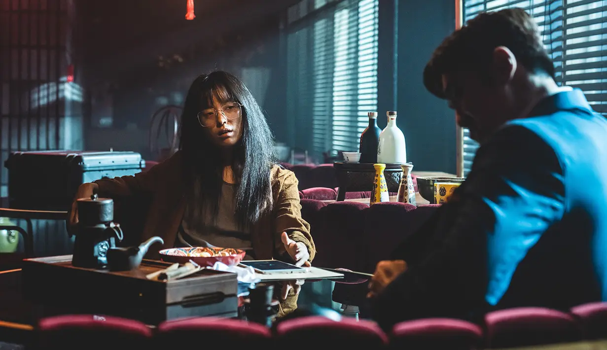 Karakter Big Knife membuat netizen penasaran dengan transformasi aktris Han Hyo Joo di film ini. (Foto: Netflix)