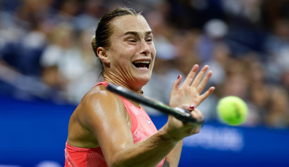 Petenis (Belarusia) Aryna Sabalenka mengembalikan bola ke arah Daria Kasatkina (Rusia) pada putaran keempat kejuaraan tenis AS Terbuka, Senin, 4 September 2023, di New York. (AP Photo/Adam Hunger)