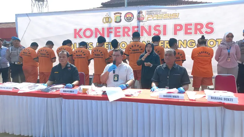 Sebanyak 13 pria dan seorang wanita, ditangkap Polisi atas dugaan aksi pemerasan terhadap pengunjung hotel di wilayah Tangerang.