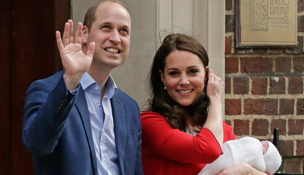 Pangeran William dan Kate Middleton memperkenalkan anak ketiga mereka sebelum meninggalkan Rumah Sakit St Mary's di London, Senin (23/4). Sebuah pemandangan mencuri perhatian terlihat pada kemunculan Kate dan William kali ini. (AP/Kirsty Wigglesworth)