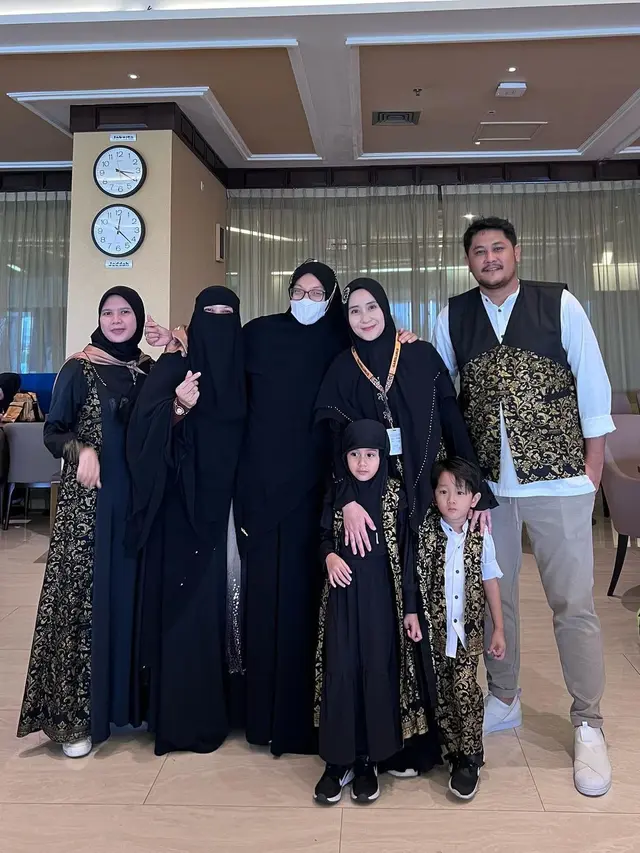 Umroh Sekeluarga, Ini 6 Momen Puadin Redi dan Ryana Dea Bertolak ke Tanah Suci