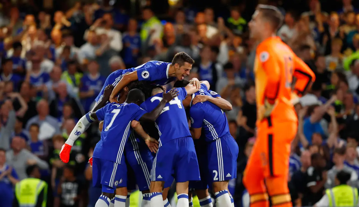 Pemain Chelsea merayakan gol Eden Hazard ke gawang West Ham United dalam Liga Primer Inggris di Stadion Stamford Bridge, London, Senin (15/8). Chelsea menang 2-1 di laga perdananya. (REUTERS/ Eddie Keogh)