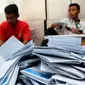 KPU Solo temukan ratusan surat suara rusak. (Reza Kuncoro/Liputan6.com)