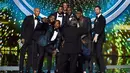 Para pemain Cleveland Cavaliers berfoto wefi usai meraih penghargaan tim terbaik pada  ajang ESPYS 2016  di Microsoft Theater, Los Angeles, California. (13/7/2016). (Kevin Winter/Getty Images/AFP)