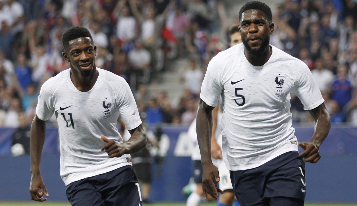 Pemain Prancis, Samuel Umtiti (kanan) merayakan gol bersama Ousmane Dembele saat melawan Italia pada laga uji coba di Allianz Riviera stadium, Nice, (1/6/2018). Prancis menang 3-1. (AP/Claude Paris)