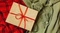 Ilustrasi kado, hadiah. (Foto oleh Karolina Grabowska: https://www.pexels.com/id-id/foto/hadiah-perayaan-kotak-pandangan-atas-5913902/)