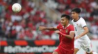 Pemain Timnas Indonesia,&nbsp;Muhammad Rafli (kiri) berebut bola dengan pemain Kamboja,&nbsp;Choun Chanchav dalam laga Grup A Piala AFF 2022 di Stadion Utama Gelora Bung Karno, (SUGBK), Jumat (23/12/2022). (Bola.com/Bagaskara Lazuardi)