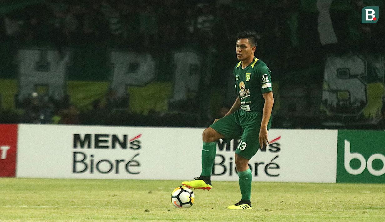 Bek Persebaya, Rachmat Irianto, saat laga vs Persib di Stadion Gelora Bung Tomo, Surabaya, Kamis (26/7/2018). (Bola.com/Aditya Wany)