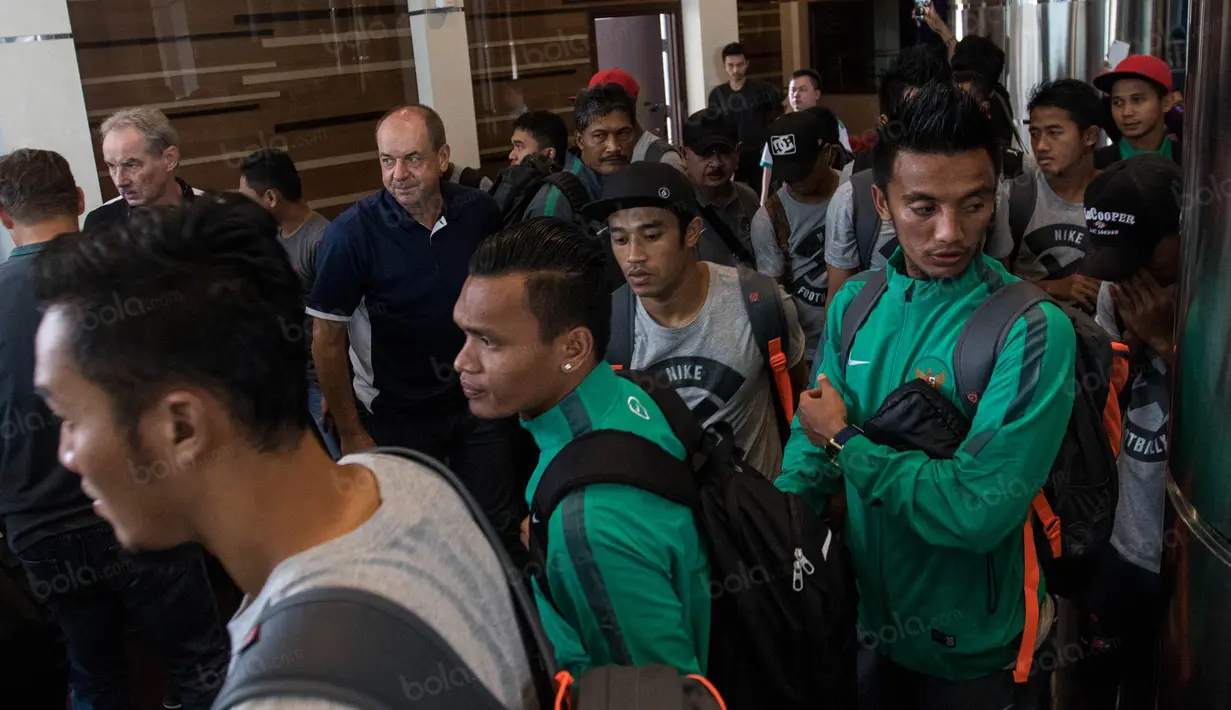 Gelandang Timnas Indonesia, Bayu Pradana bersama rekan-rekan saat akan keberangkatan menuju Vietnam di Hotel Lor In, Jawa Barat, Minggu (4/12/2016). (Bola.com/Vitalis Yogi Trisna)