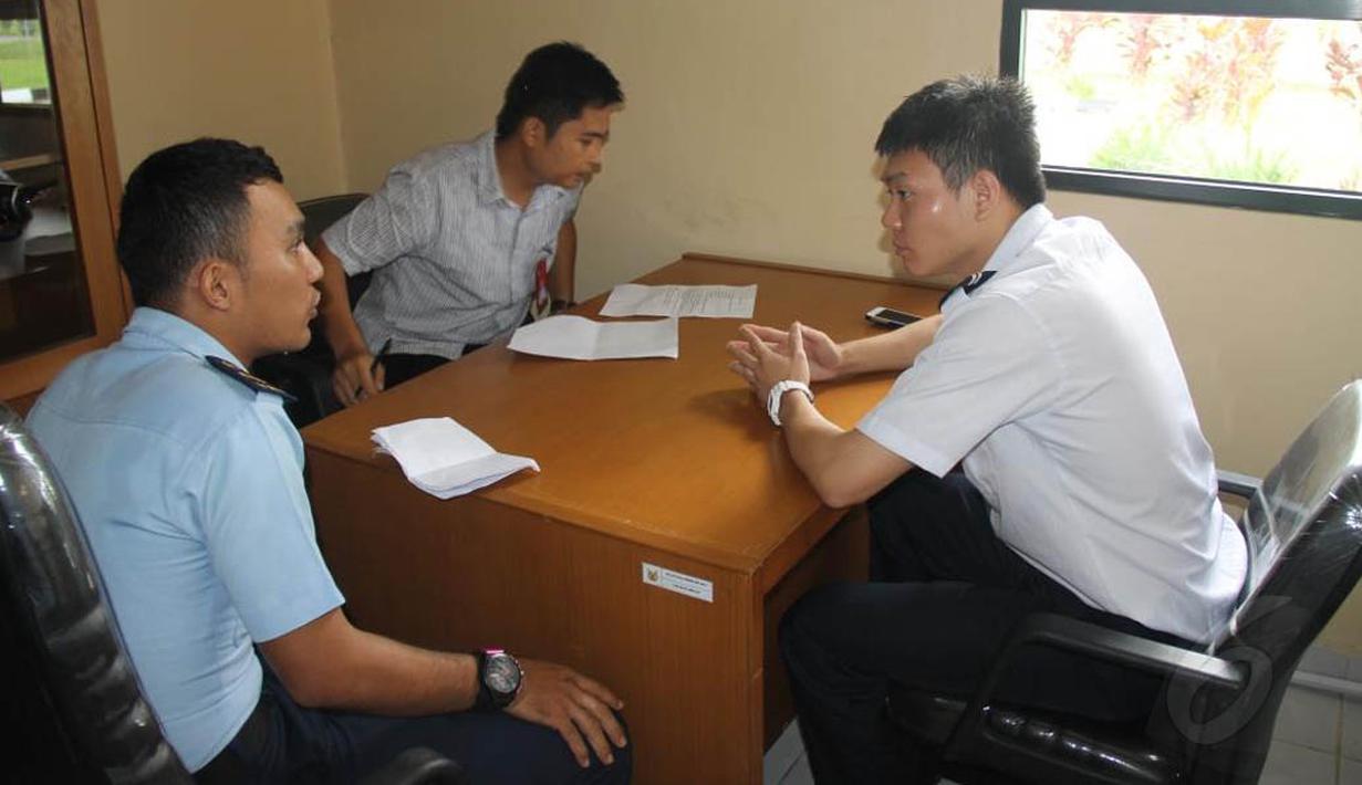 Petugas memeriksa salah satu kru pesawat asal Singapura guna menggali motif melintasi NKRI tanpa izin di Pontianak, Kalimantan Barat, Selasa (28/10/2014). (Liputan6.com/Raden AMP)