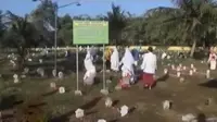 Umat Muslim di Bali Ziarah Makam Keluarga