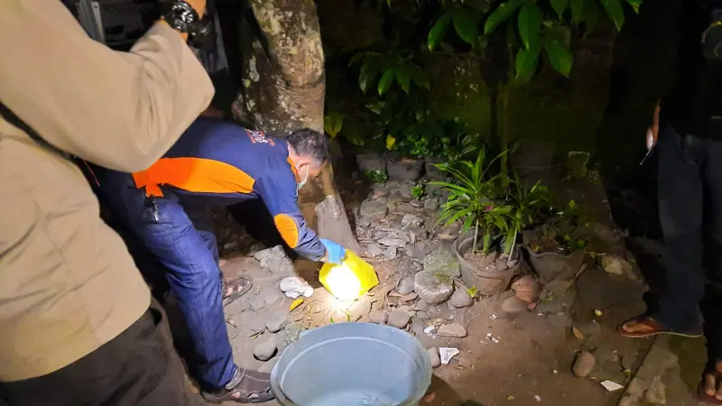 Tim Inafis polres Purbalingga  menyelidiki kejadian keracunan sate ayam di Desa Selabaya, Kalimanah, Purbalingga. (Foto: Liputan6.com/Polres Purbalingga)