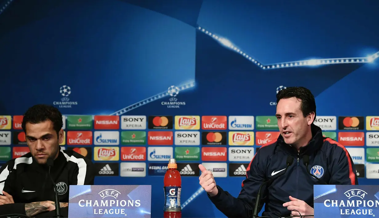 Bek Paris Saint-Germain Dani Alves bersama pelatihnya Unai Emery saat konferensi pers jelang menghadapi wakil Spanyol, Real Madrid pada leg kedua babak 16 besar Liga Champions di stadion Parc des Princes di Paris (4/3). (AFP Photo/Franck Fife)