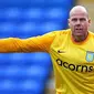 Kiper utama Aston Villa, Brad Friedel tengah beraksi dalam lanjutan Liga Premier.