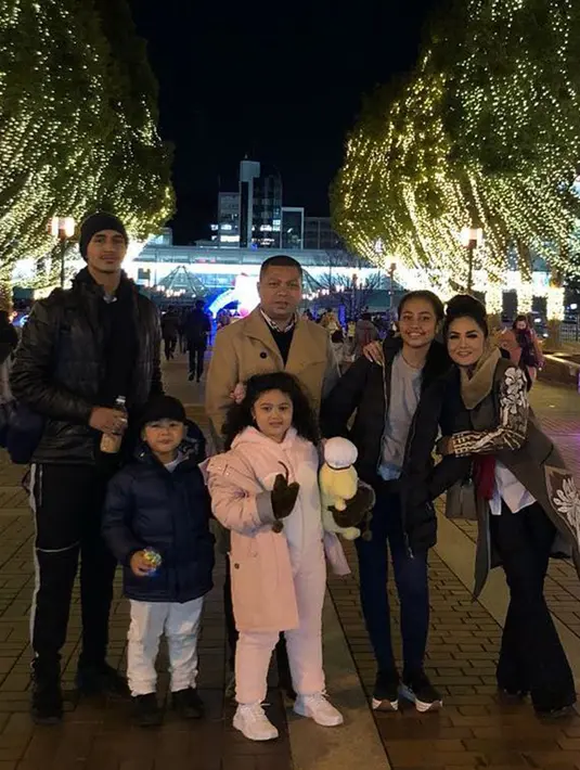 Salah satu potret kebersamaan Krisdayanti bareng keluarga Raul Lemos saat berlibur bersama ke Jepang. Kebahagiaan tersendiri bagi Krisdayanti bila dapat berkumpul bersama dalam berbagai kesempatan. (Liputan6.com/IG/@raullemos06)