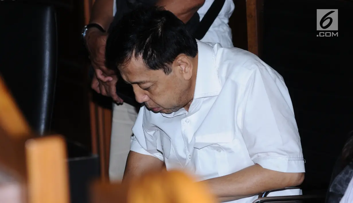 Tersangka korupsi proyek E-KTP Setya Novanto (tengah) jelang mengikuti sidang perdana di Pengadilan Tipikor, Jakarta, Rabu (13/12). Sidang beragendakan pembacaan dakwaan dari Jaksa Penuntut Umum KPK. (Liputan6.com/Helmi Fithriansyah)