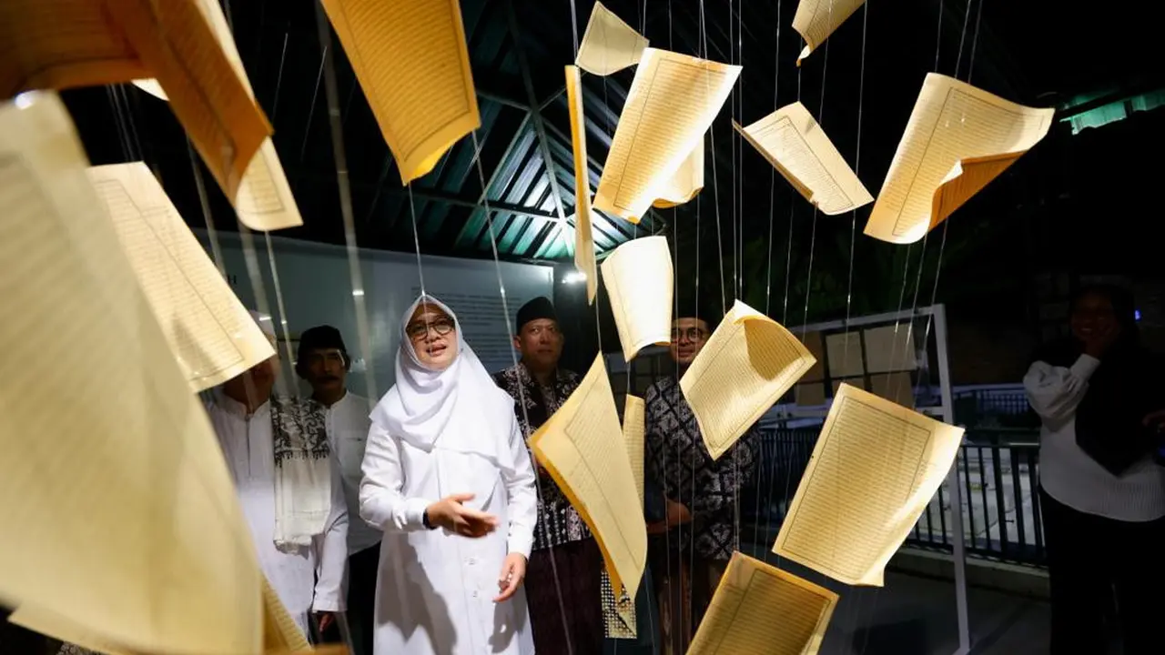 Bupati Banyuwangi Ipuk Fiestiandani melihat sejumlah lembaran kitab kuning yang dipamerkan dalam festival Kitab Kuning (Istimewa)