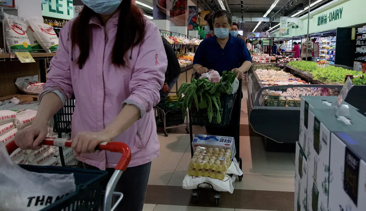 <p>Orang-orang membeli makanan dan kebutuhan rumah tangga di sebuah supermarket di Beijing pada 25 April 2022. Kekhawatiran penguncian Covid memicu pembelian panik dan antrean panjang untuk pengujian massal di Beijing pada 25 April ketika otoritas China bergegas untuk membasmi wabah di ibu kota. (AFP/Noel Celis)</p>