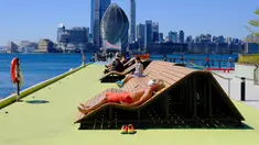 Seorang pria yang mengenakan masker berjemur di taman tepi laut, Hong Kong, 8 Maret 2022. COVID-19 varian Omicron yang menyebar cepat membanjiri Hong Kong serta mendorong pengujian massal, karantina, pembelian panik di supermarket, dan rumah sakit kekurangan tempat tidur. (AP Photo/Vincent Yu)