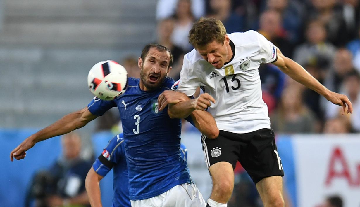 Pemain Jerman, Thomas Muller (kanan), berebut bola dengan pemain Italia, Giorgio Chiellini, pada perempat final Piala Eropa 2016 di Stadion Matmut Atlantique, Bordeaux, Minggu (3/7/2016) WIB. (AFP/Patrik Stollarz)