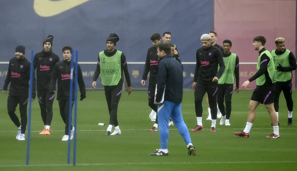 Para pemain Barcelona menghadiri sesi latihan di tempat latihan Joan Gamper di Sant Joan Despi pada 13 April 2022. Barcelona akan menjamu Eintracht Frankfurt pada leg kedua babak perempat final Liga Europa 2021/22 di Camp Nou, Jumat 15 April 2022 dini hari WIB. (Josep LAGO / AFP)