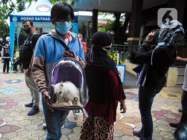 Warga membawa kucing untuk disuntik vaksin antirabies secara gratis di kawasan Tebet, Jakarta, Selasa (16/11/2021). Vaksinasi dilakukan untuk menghindari dan mengantisipasi penyebaran penyakit rabies kepada hewan peliharaan. (Liputan6.com/Faizal Fanani)