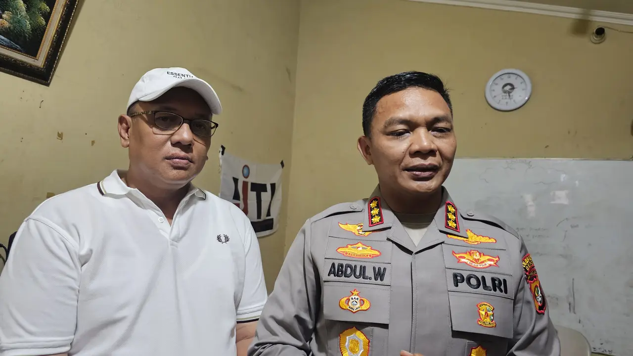 Kapolres Metro Depok, Kombes Abdul Waras bersama Anggota DPRD Provinsi Jawa Barat, Pradi Supriatna saat menyambangi Sekret IJTI Korda Depok. (Liputan6.com/Dicky Agung Prihanto)