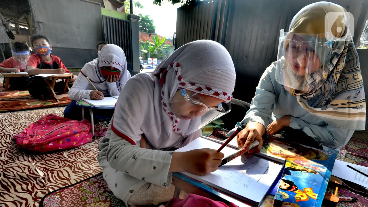 FOTO: KBM di Rumah Guru Karena Murid Kesulitan Belajar Online