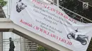 Sebuah banner bertuliskan sayembara kasus penyiraman air keras terhadap penyidik Novel Baswedan terpasang di seberang Gedung KPK, Jakarta, Senin (6/8). Hal ini dilakukan  karena sudah 16 bulan kasus itu tidak kunjung terungkap. (Merdeka.com/Dwi Narwoko)