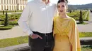 Tasya Farasya merayakan lebaran di Paris bersama suaminya. Ia tampil mengenakan dress kuning dihiasi beads yang mewah. [@tasyafarasya]