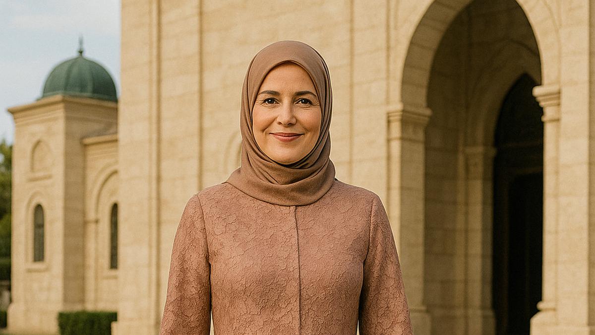 7 Rekomendasi Gamis Brokat 2025 untuk Ibu-Ibu Usia 50-an, Simpel dan Elegan
