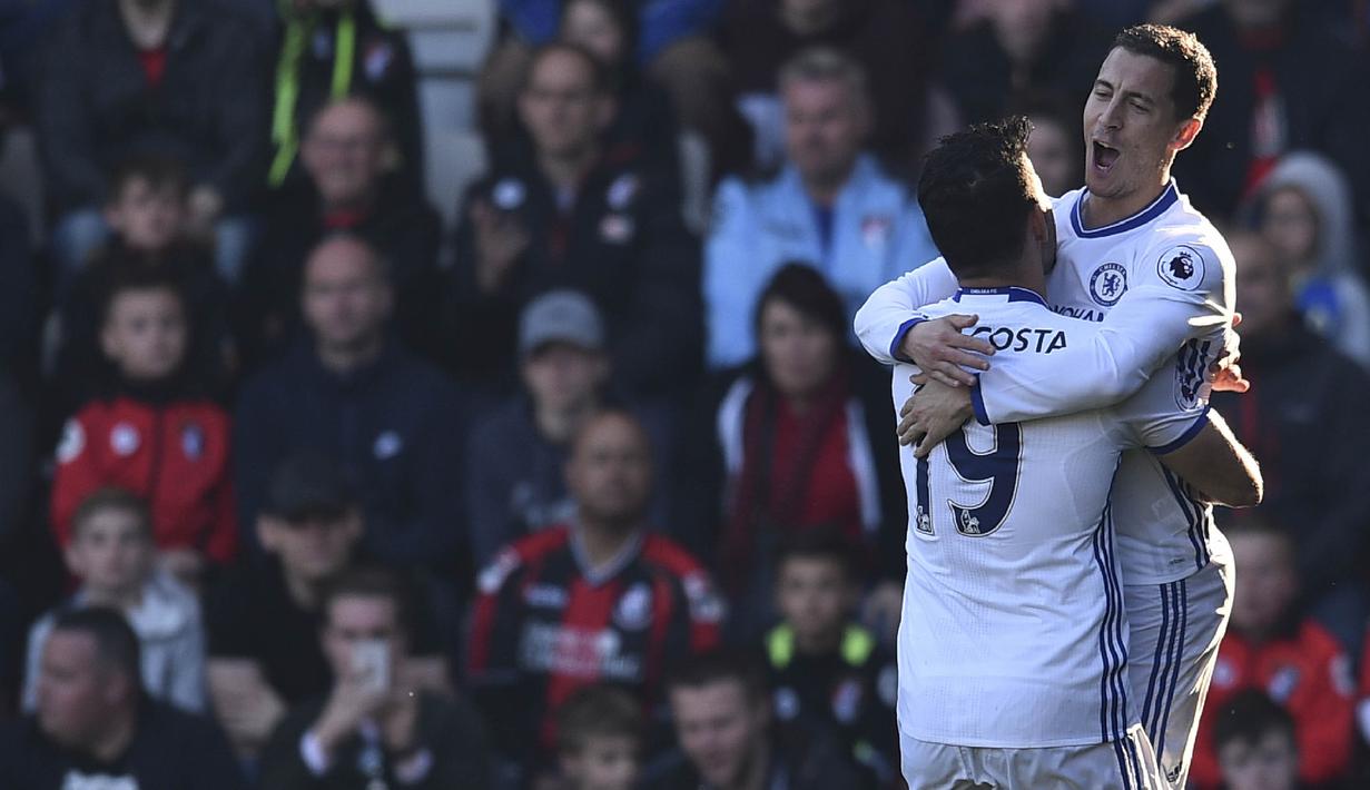 Gelandang Chelsea, Eden Hazard, merayakan gol yang dicetaknya ke gawang Bournemouth. Ketiga gol Chelsea dicetak oleh sebuah gol bunuh diri Adam Smith '17, Eden Hazard '20 dan Marcos Alonso '68. (AFP/Glyn Kirk)