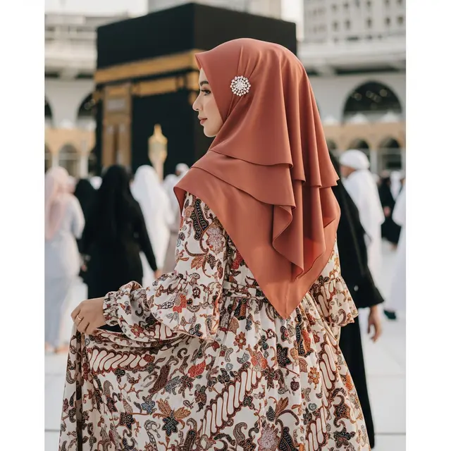 Model Batik Umroh Artis Terbaru 2025. Foto: Gemini