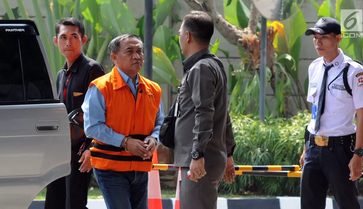 Tersangka penyuap hakim PN Balikpapan, Jhonson Siburian (dua kiri) tiba di Gedung KPK, Jakarta, Senin (1/7/2019). Jhonson diperiksa sebagai tersangka terkait dugaan suap permintaan pembebasan terdakwa dari ancaman pidana dalam dakwaan kasus penipuan terkait dokumen tanah. (merdeka.com/Dwi Narwoko)