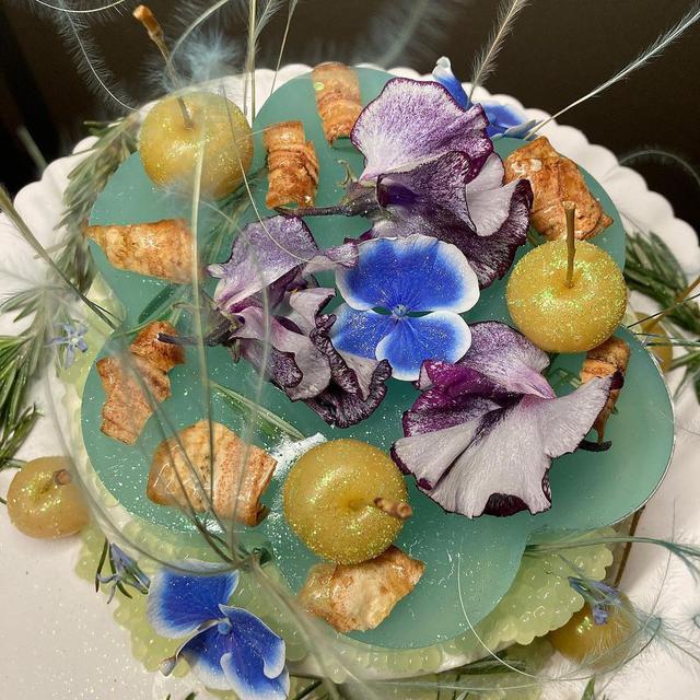 Inspirasi bunga asli untuk dekorasi kue. (Sumber: Instagram/steinkampf_flower_cakes)