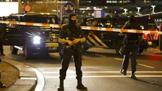 Pihak keamanan Belanda berjaga di area Bandara Internasional Schiphol, Amsterdam, yang ditutup menyusul ancaman bom, Selasa (12/4). Pihak kepolisian menangkap seorang pria dengan perilaku mencurigakan terkait ancaman bom. (Michel van Bergen/ANP/AFP)