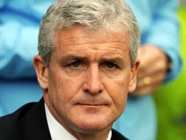 Gaya manajer Manchester City, Mark Hughes melihat anak-anak asuhannya bertanding melawan Wigan Athletic dalam lanjutan EPL yang digelar di DW Stadium, Wigan, 18 Oktober 2009. Hasil akhir 1-1. AFP PHOTO/PAUL ELLIS