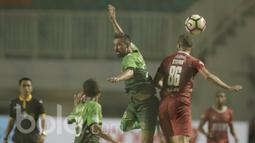 Pemain PS TNI, Elio Martins, duel udara dengan pemain PSM Makassar, Steven pada laga Liga 1 Indonesia di Stadion Pakansari, Bogor (15/05/2017). PS TNI menang 2-1. (Bola.com/M Iqbal Ichsan)