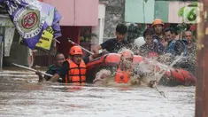 Petugas melakukan proses evakuasi warga terdampak banjir yang melanda di kawasan Tanjung Sanyang, Cawang, Jakarta Timur, Senin (3/3/2025). (Liputan6.com/Herman Zakharia)