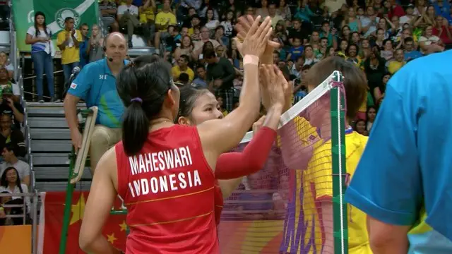 Pasangan ganda putri Indonesia menang terhadap pasangan ganda putri Malysia dengan skor 21-10, 21-13 juara  group C