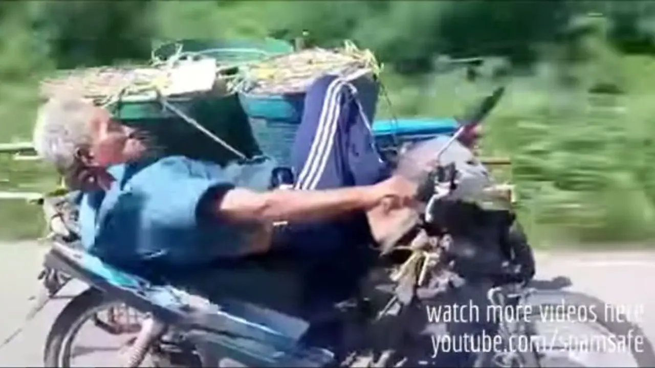 Kakek Tua Ini Kendarai Sepeda Motor Sembari Terlentang