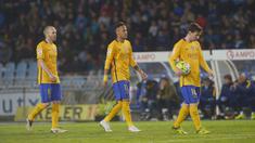 Pemain Barcelona, Andres Iniesta, Neymar de Silva and Lionel Messi tertunduk lemas usai kalah dari Real Sociedad pada lanjutan La Liga Spanyol di Estadio Anoeta, San Sebastian, Sabtu (9/4/2016) atau Minggu dini hari WIB. (REUTERS/Vincent West)