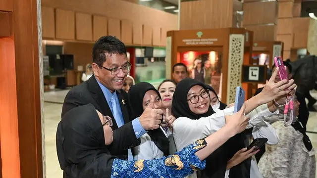Tandatangani MoU dengan Menteri Kehutanan Raja Juli Antoni, Menteri Keuangan (Menkeu Purbaya Yudhi Sadewa pamer topi 8%. (Dok Instagram @Menkeuri)