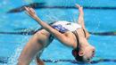 Perenang indah Jepang, Adachi Yumi, sedang beraksi di nomor Mixed Duet Technical Kejuaraan Dunia Akuatik 2015 di Kazan, Rusia. (25/7/2015). (AFP PHOTO/Christophe Simon)