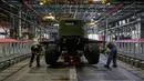 Sejumlah karyawan memasang roda truk lapis baja KrAZ-6322RA di Pabrik AutoKrAZ, Kremenchuk, Ukraina, Selasa (14/6). Truk ini diproduksi dengan berbagai kelebihan untuk keperluan pertahanan. (REUTERS / Valentyn Makarenko)