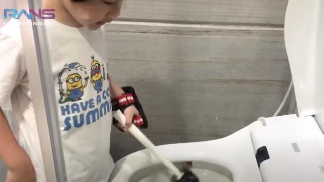 6 Potret Rafathar Bersih-bersih Kamar Sendiri, Dididik Mandiri dan Tak Manja