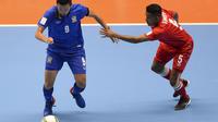 Aksi pemain timnas futsal Thailand, Suphawut Thuenklang (kiri) mendapat kawalan dari penggawa Azerbaijan, Fineo De Araujo, pada laga Babak 16 Besar Piala Dunia Futsal 2016, di Medellin, Jumat (23/9/2016) dini hari WIB. Azerbaijan unggul dengan skor 13-8, 
