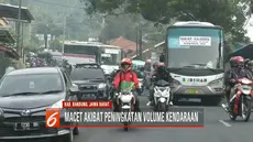 Satlantas Polres Bandung mengurai kemacetan di simpang Cagak Nagreg dengan mengalihkan lalin menuju Garut via Kadungora.