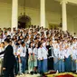 Presiden Joko Widodo atau Jokowi menerima sekitar 272 perwakilan siswa-siswi OSIS SMA berprestasi se-Indonesia. Pertemuan dilakukan di halaman belakang Istana Kepresidenan Bogor, Jawa Barat, Kamis (3/5/2018). (dok. Merdeka.com/Supriatin)