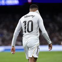 Penyerang Real Madrid, Kylian Mbappe, tampak kecewa setelah timnya menyerah 0-2 dari Celta Vigo pada laga pekan ke-15 La Liga di Santiago Bernabeu, Senin (8/12/2025) dini hari WIB. (AFP/Thomas COEX)